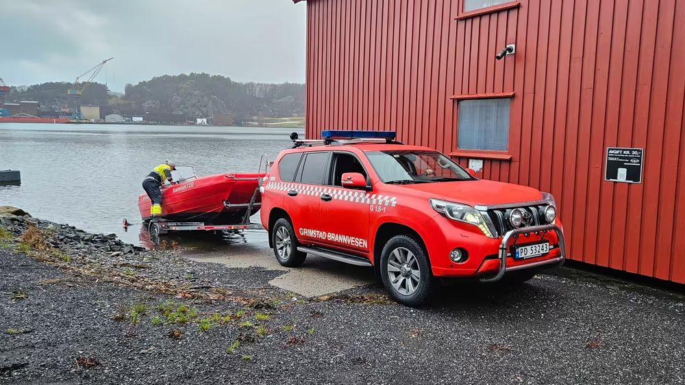 Hentet opp av sjøen og erklært død. Søker etter flere personer i området.