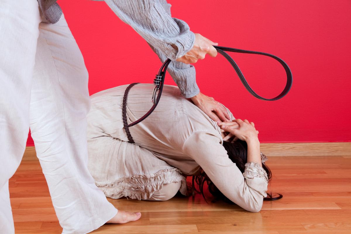 Девушка с ремнем. Видео женщины наказывают мужчину. Видео женщины наказывают мужчину. Женщина с ремнем в руках. Видео женщины наказывают мужчину.