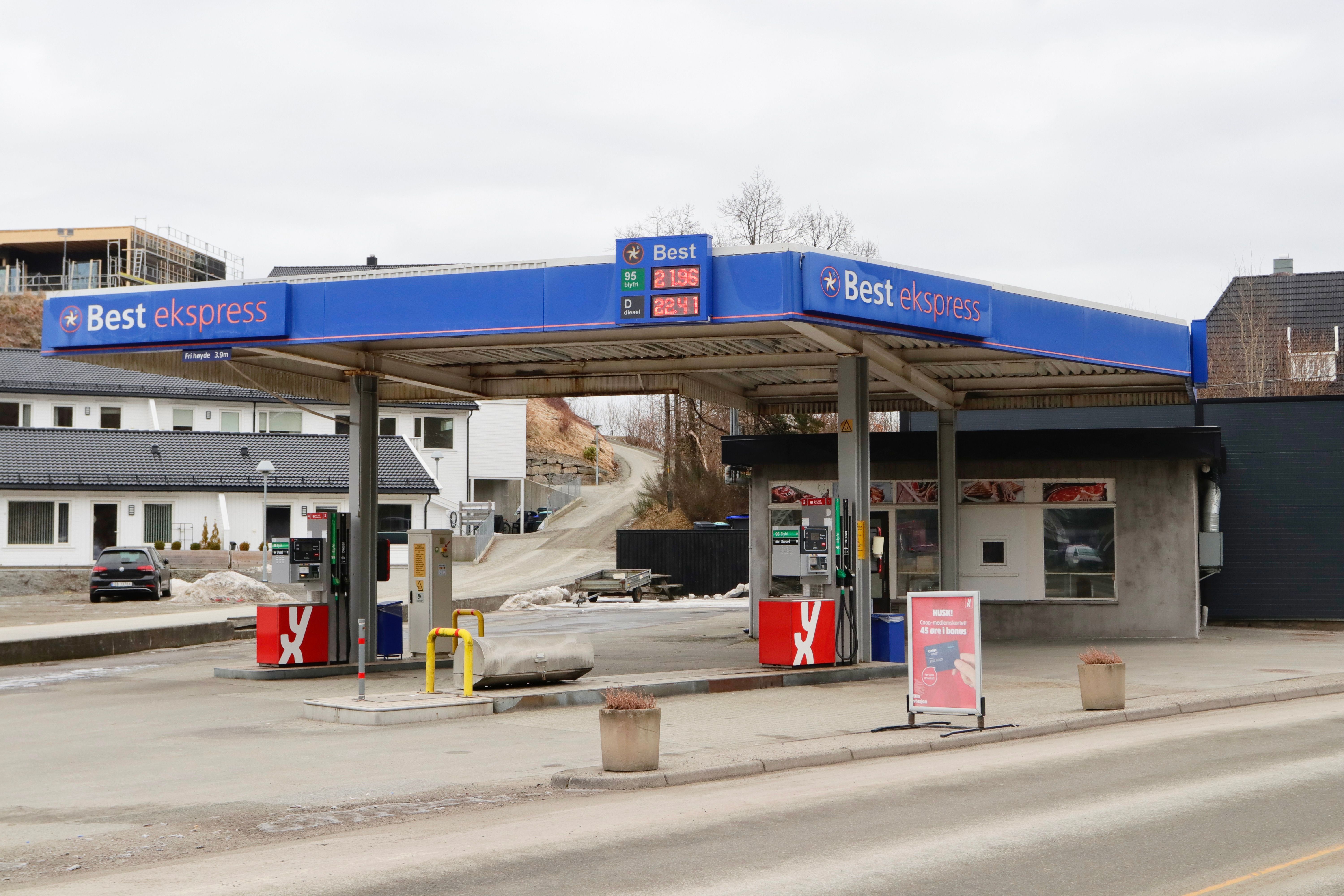 Etablerer bilverksted på bensinstasjon