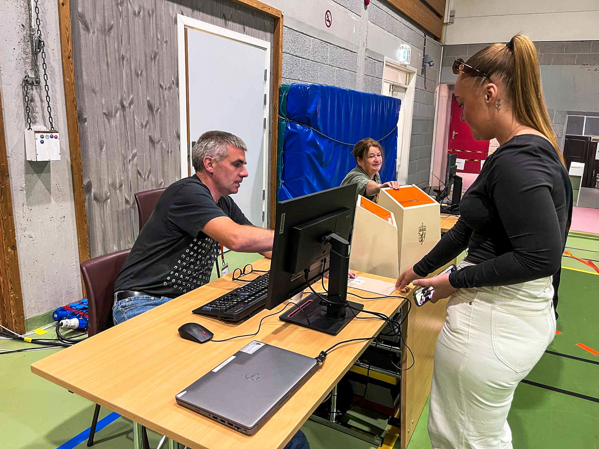 Her avgir Synne Fagervold Bergset sin stemme. Anders Nybakken og Janne Vaet sitter med hver sin pc og registerer velgerne.   