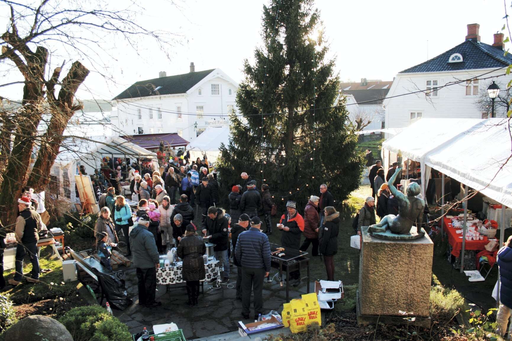 Folksomt På Julemarked - Lp.no