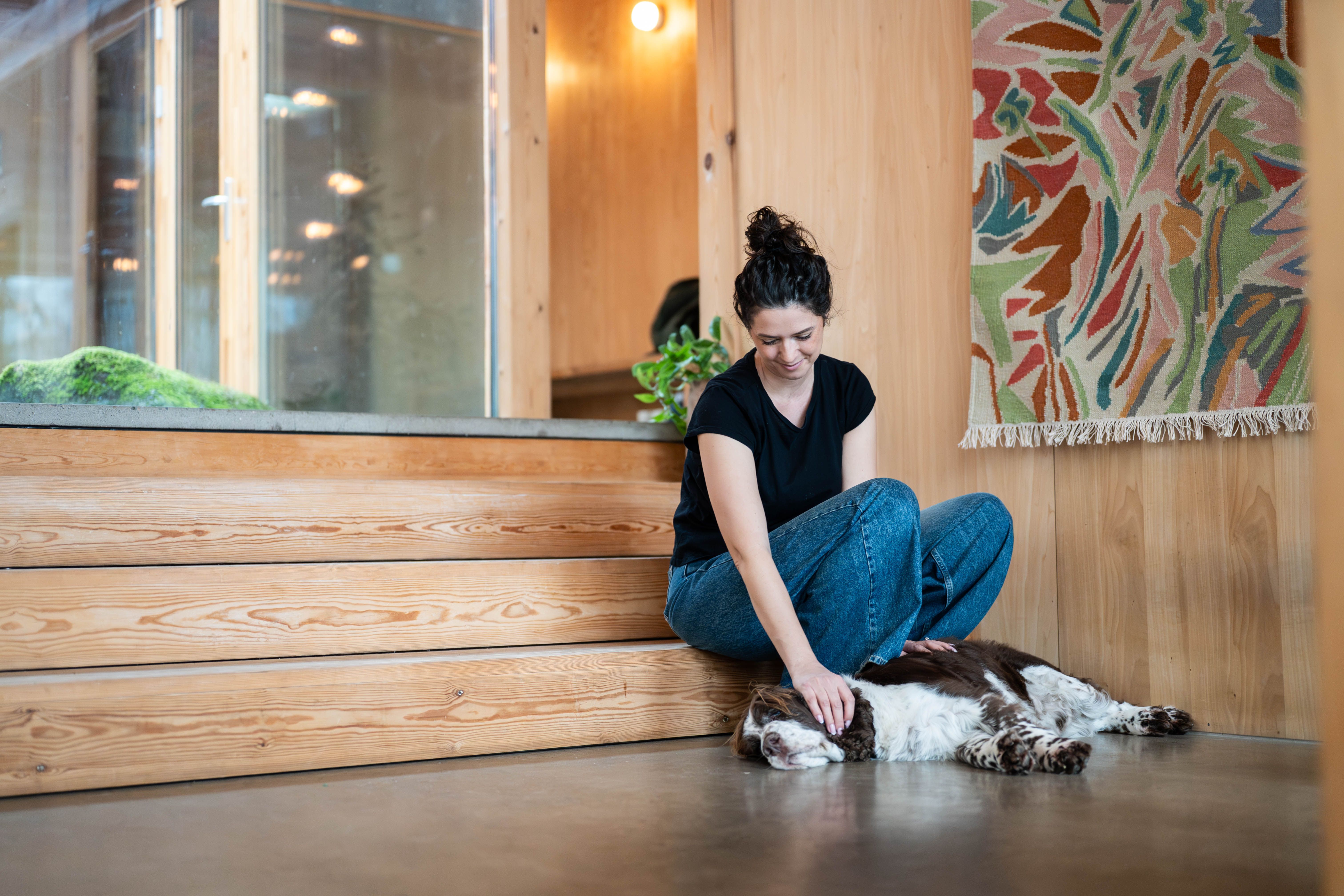 Egent­lig er hun en skik­kelig byjente. Men da hun møtte mannen sin endret alt seg.