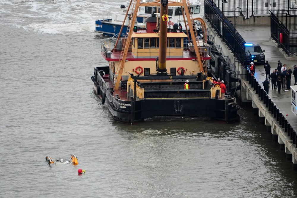 AP: Seks personer mistet livet da helikopter styrtet i Hudson-elva