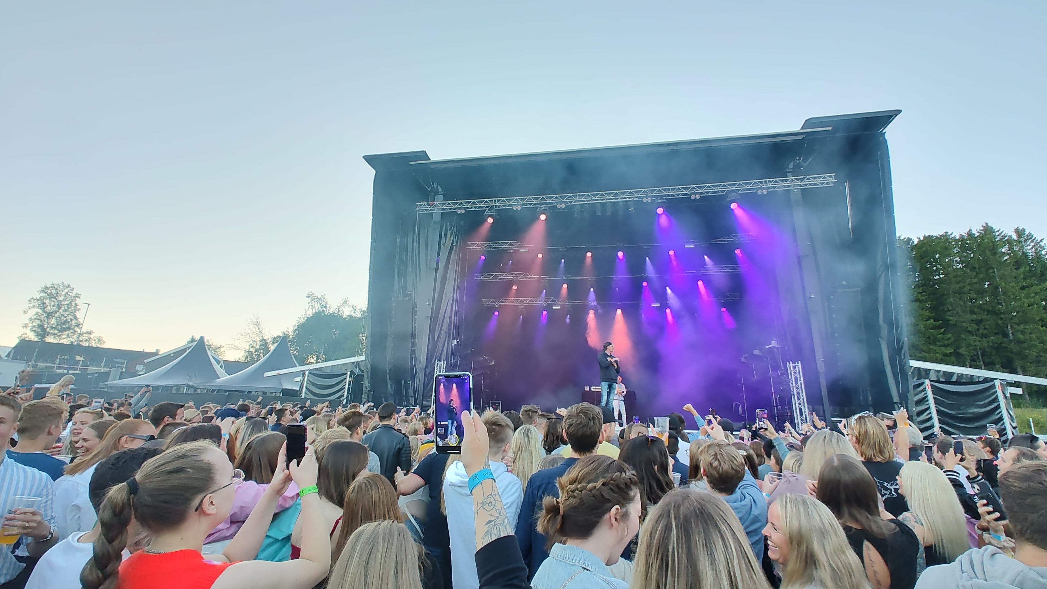 Folk strømmet til Finnsnes i Fest Enkelte svimte av allerede før