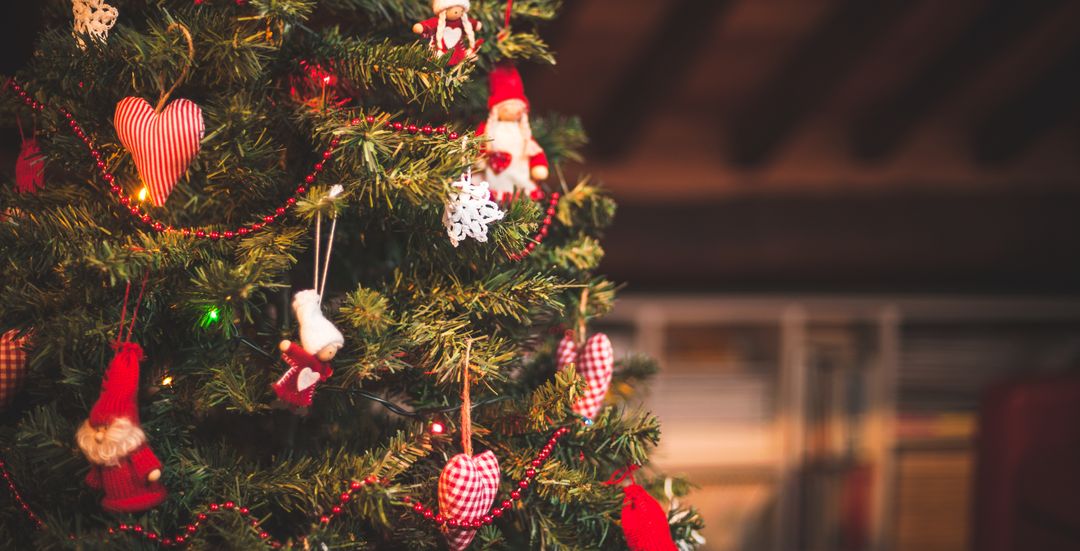 Slik får du juletreet til å drysse mindre – og holde seg fint lengre