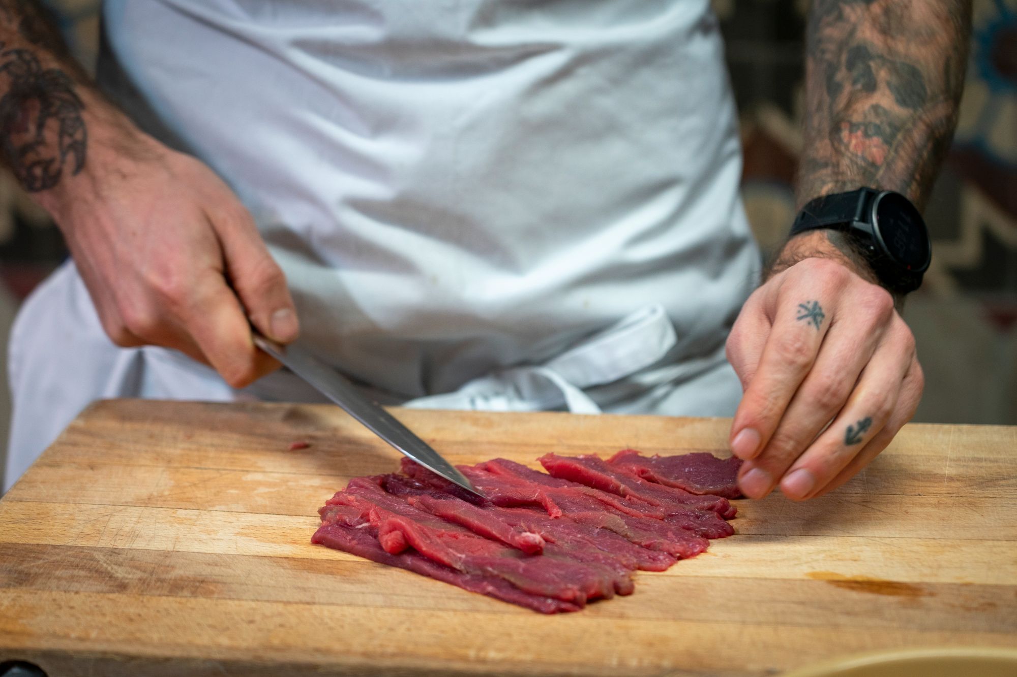 Folk velger billigere matvarer i år enn i fjor, mener Nortura. Her lager kokken Even Ramsvik biff tartar, som vi nå spiser mindre av enn før. 