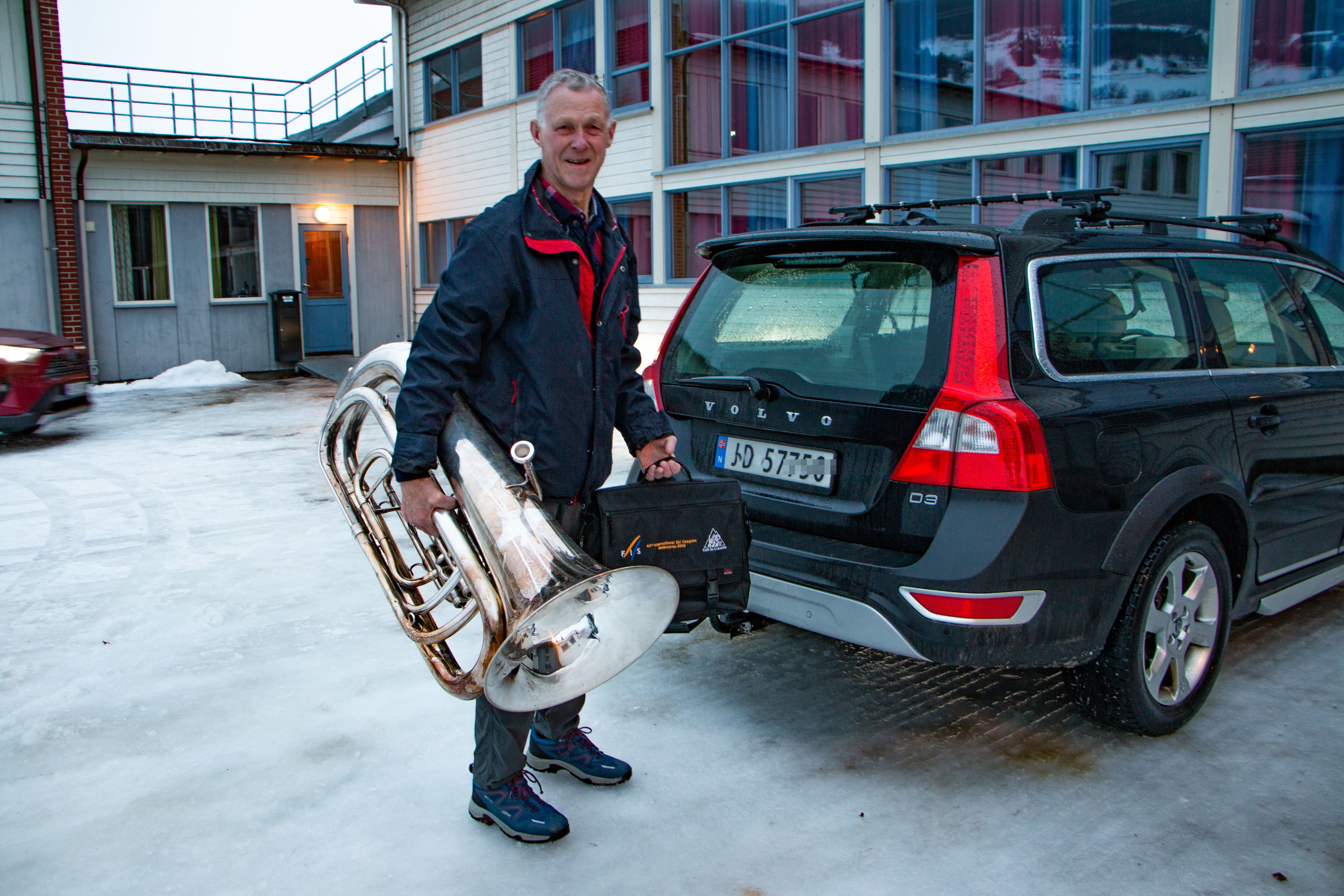 Knut har vore med i korps i 70 år: - Bassen blir tyngre og bakkane ...