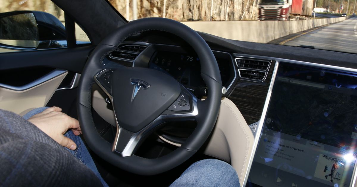 Tesla: – The steering wheel is a wear part