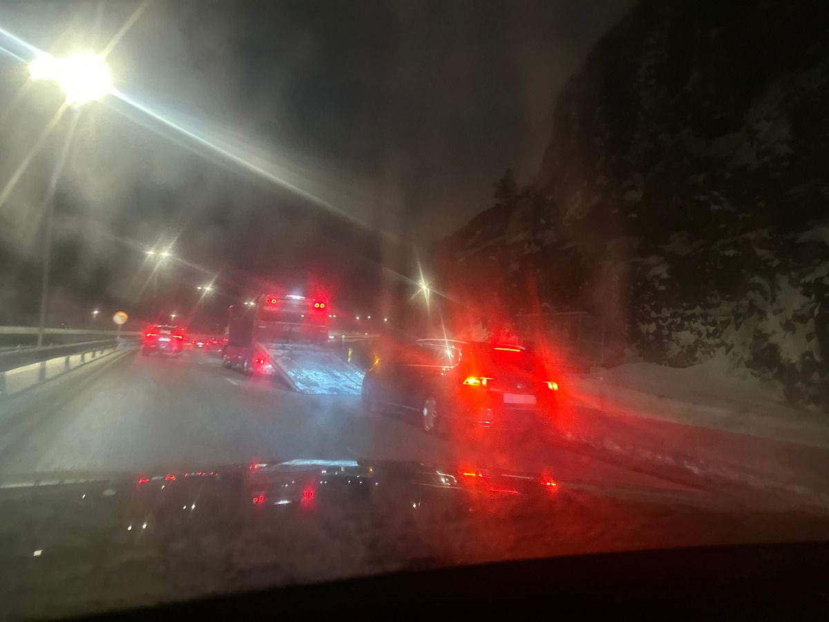 Bil med stans på E18