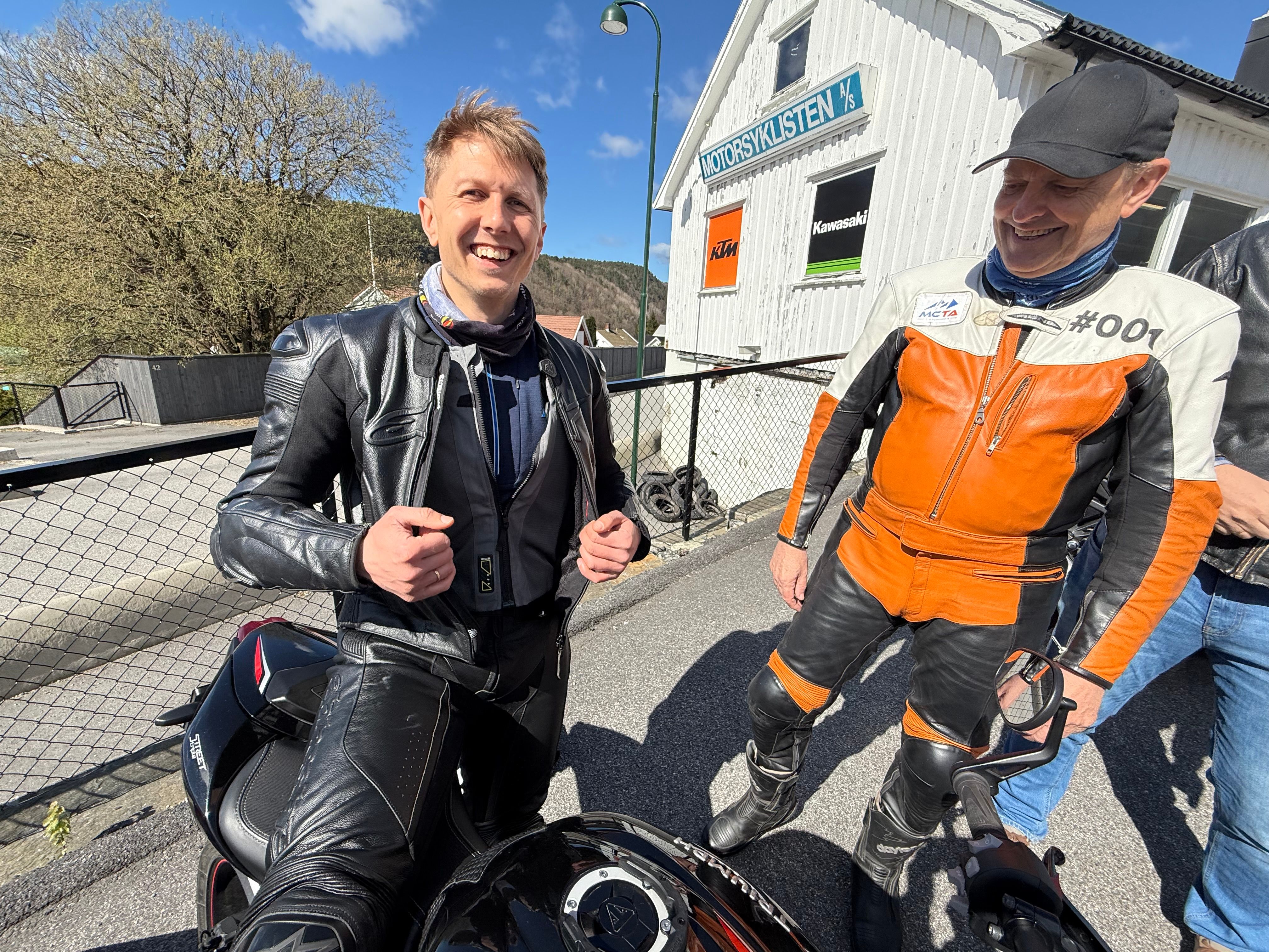 Ole Jørgen har beskyttelsen under jakka: – Se her