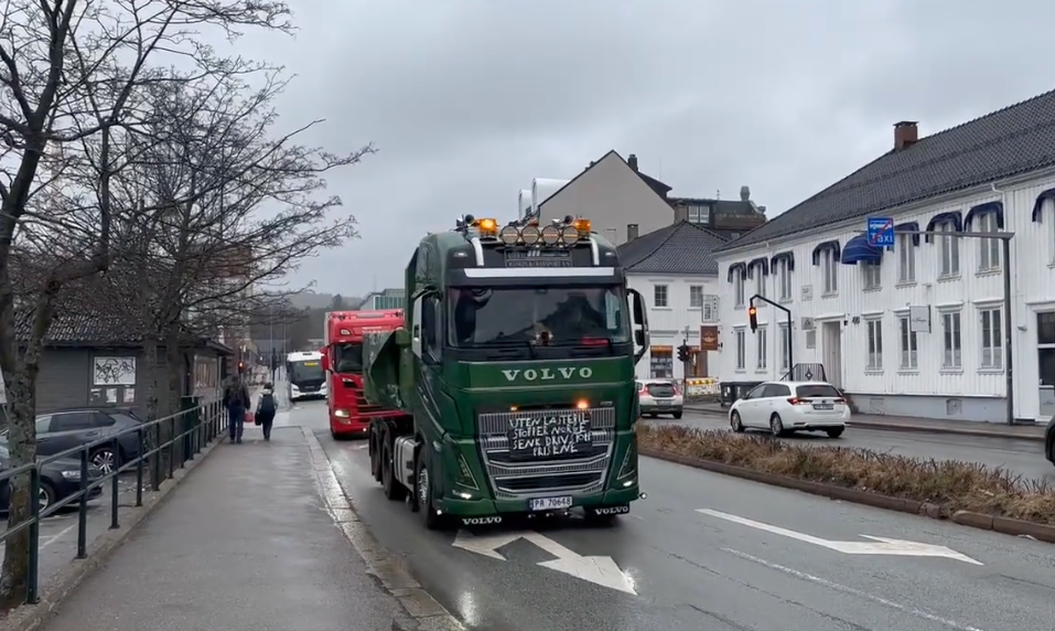 Nå passerer kolonnen gjennom Kvadra­turen