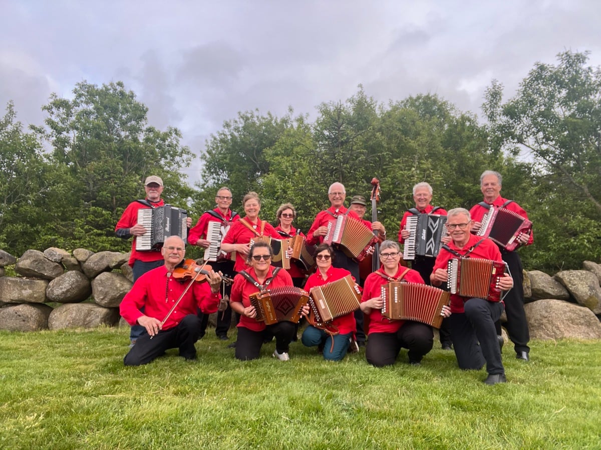 Spiller opp til dans på Backes