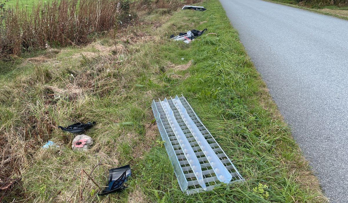 Elektroavfall ligger strødd langs veien: – Det er veldig spesielt