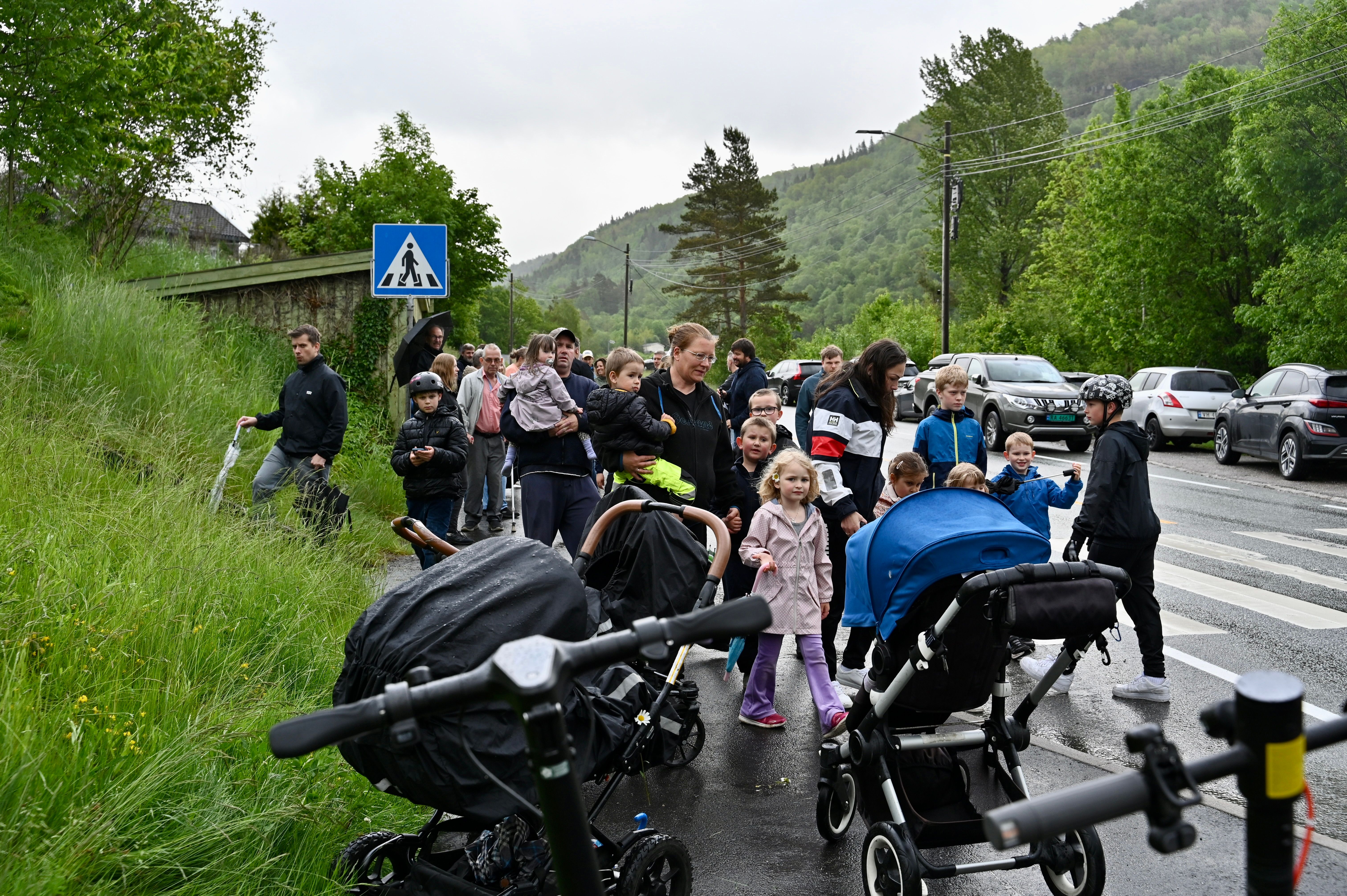 Kraftige reaksjoner mot nye skolebussruter: – Med den nye droppsonen kommer enda flere foreldre til å kjøre barna sine