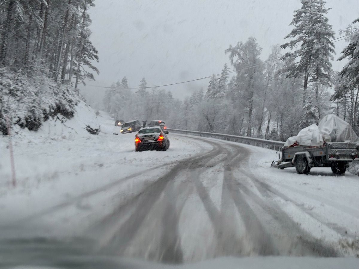 Tre biler i grøfta på riksvei 9: – Veien er delvis sperret