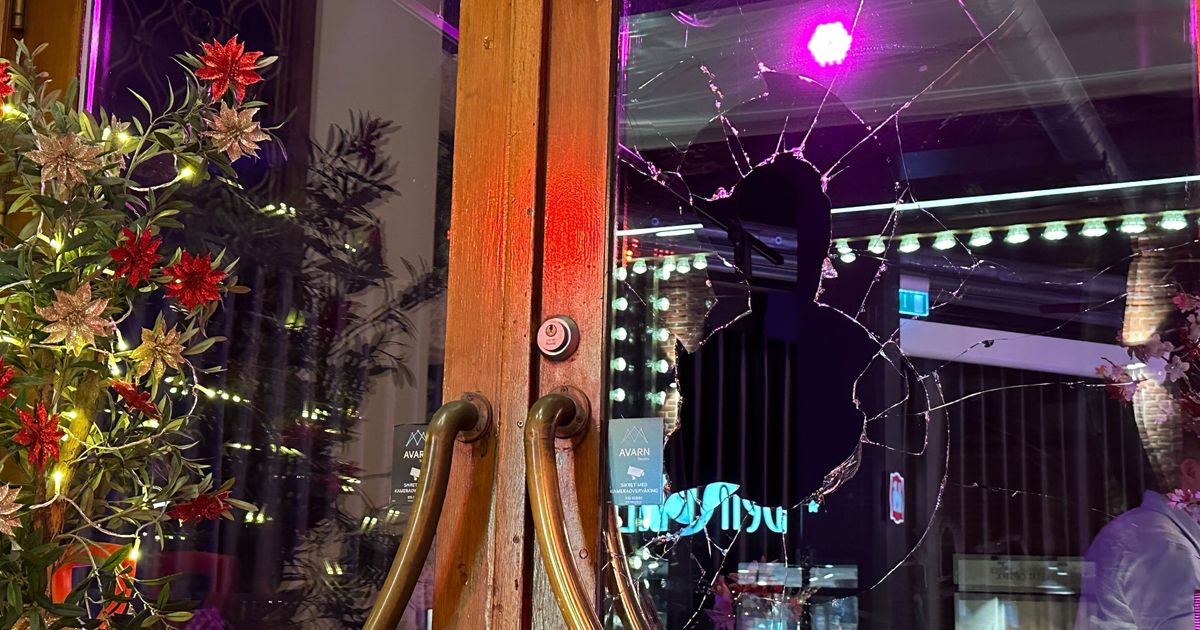 Maskerte personer kastet stein på restau­rant­vinduer i Markens