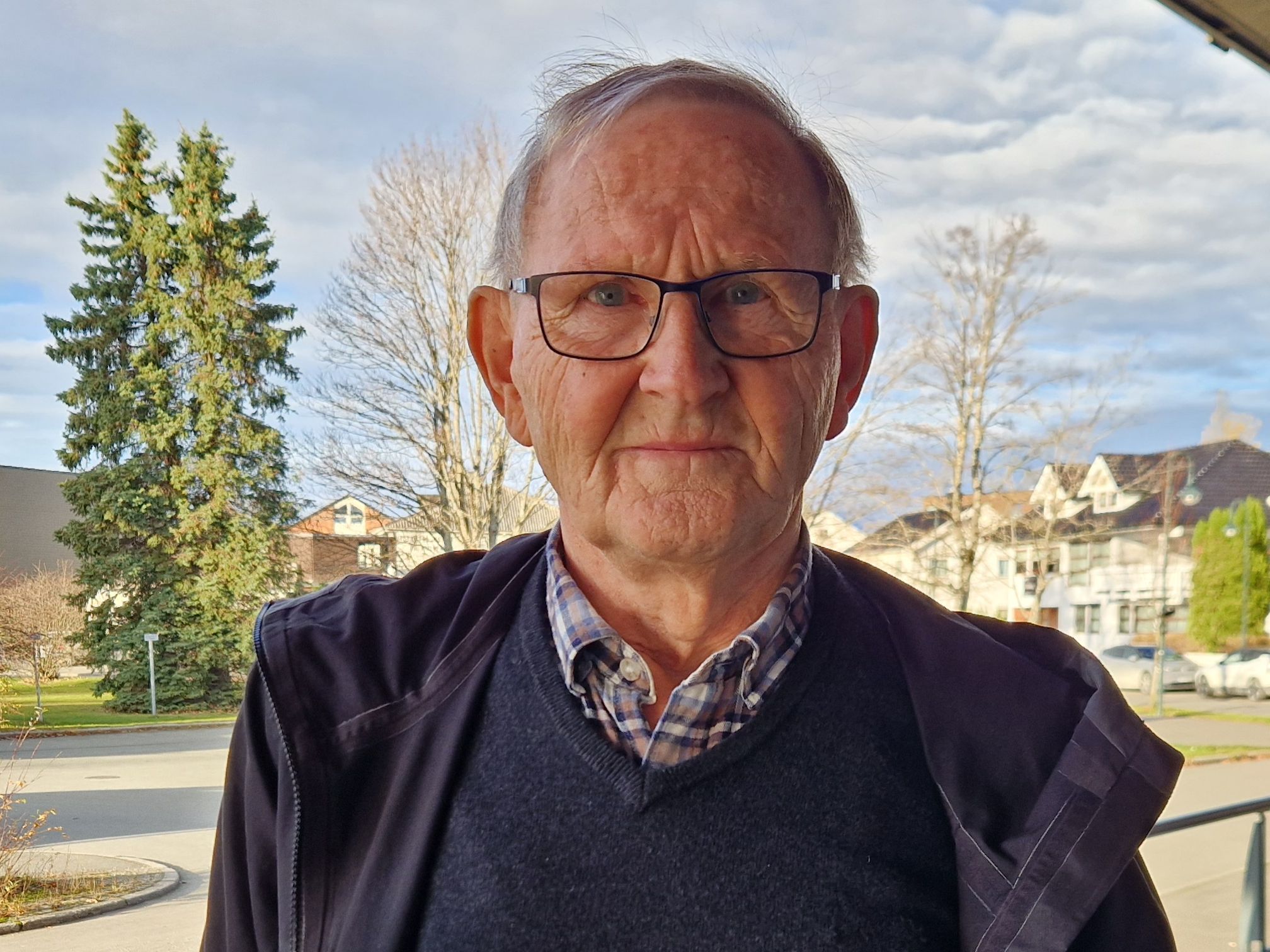 Arnstein (78) har skrevet bok om den spesielle tida i bygda etter ...