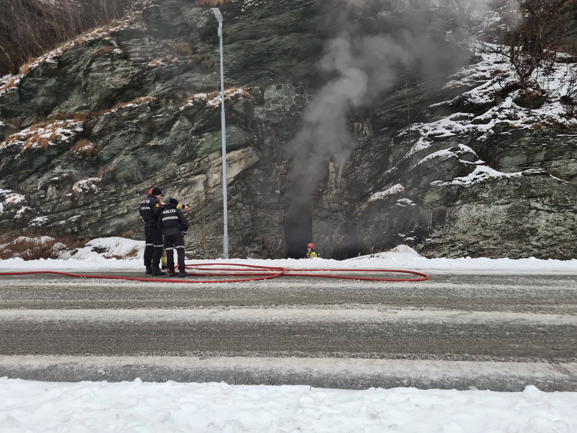 Oppdaget røyk som kom fra bunker og slo alarm: - Uklokt og farlig ...