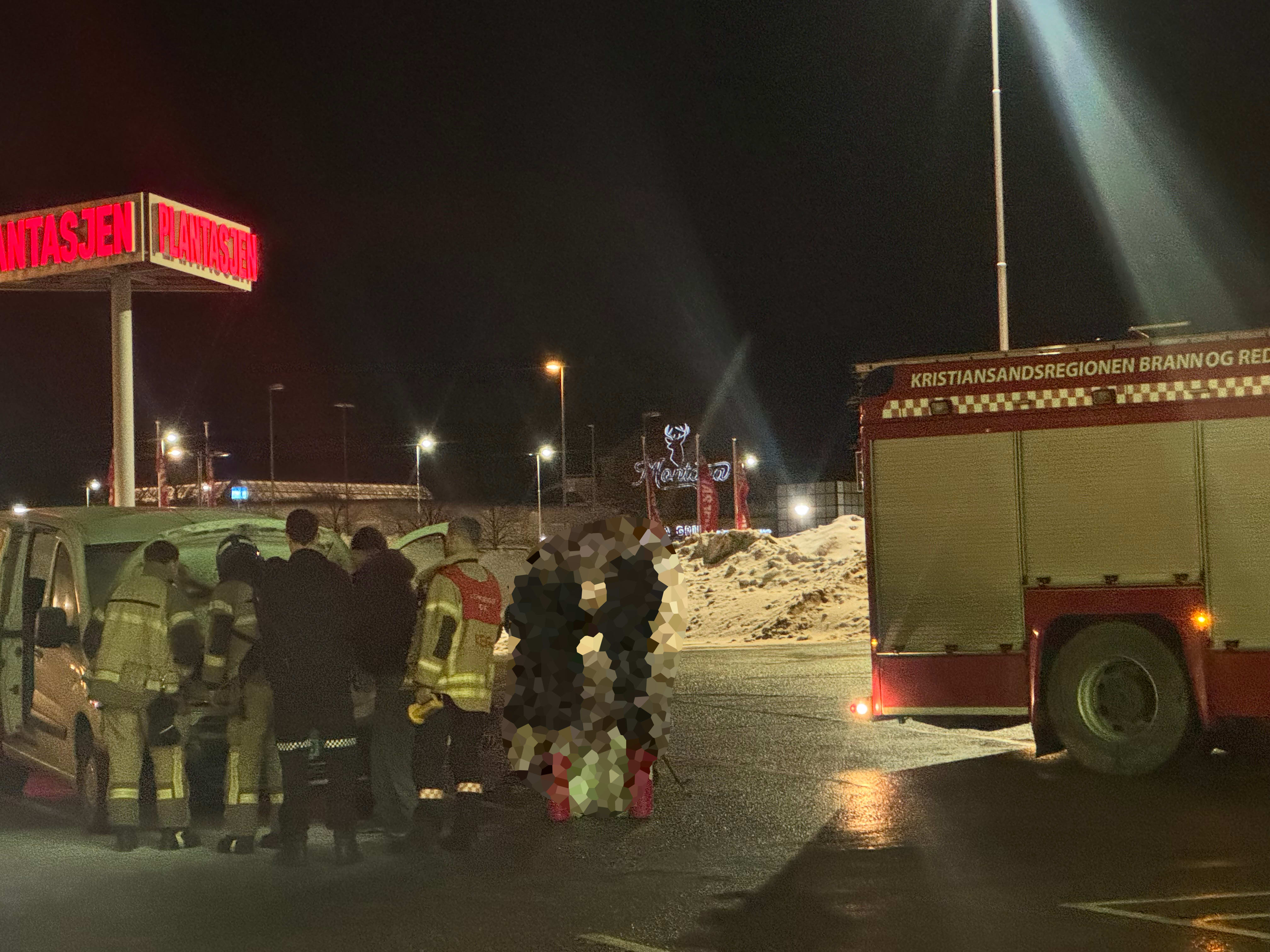 Bil tok fyr: – Brenner fra motorrommet