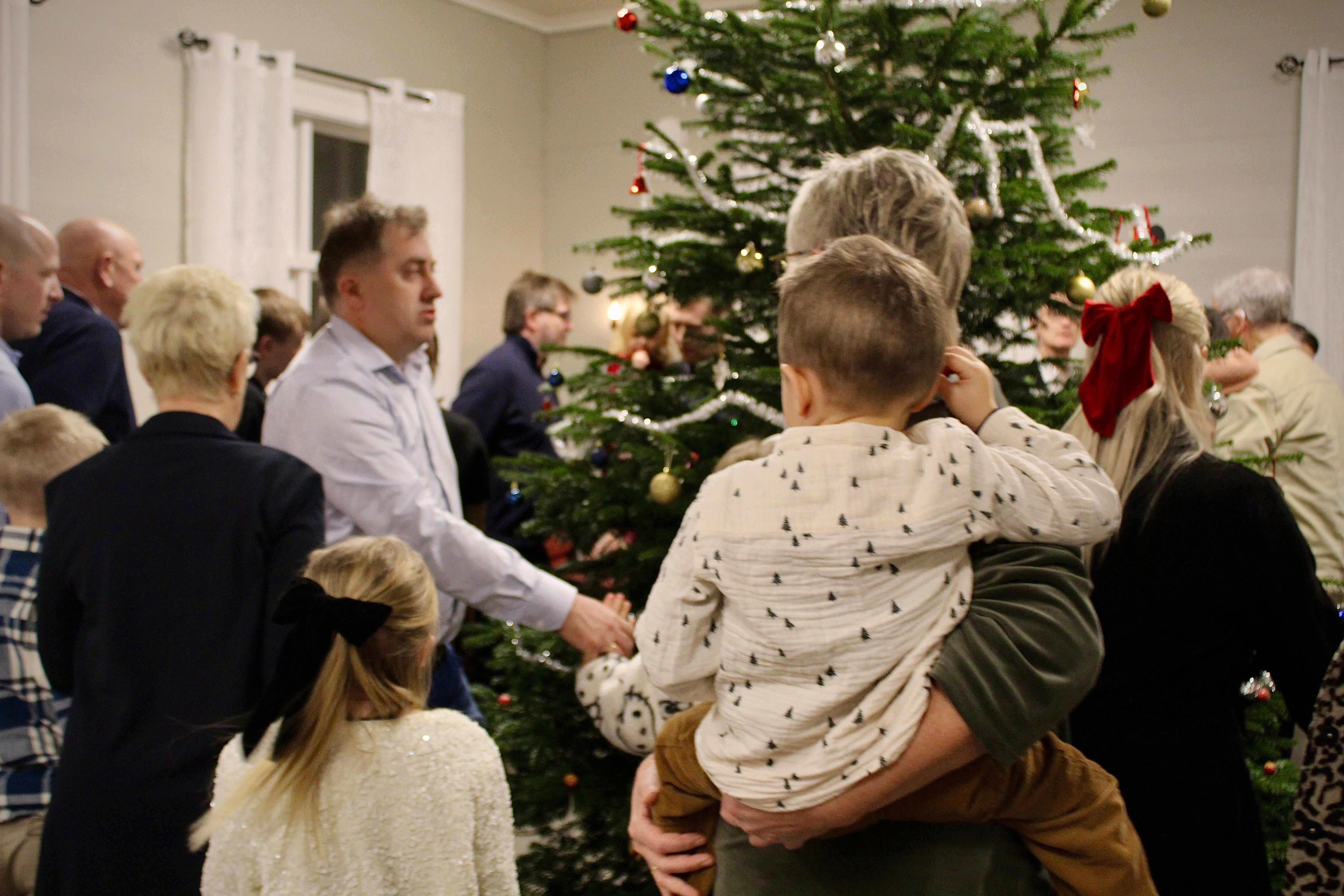 God gammel­dags juletre­fest: – Det er både intimt og varmt