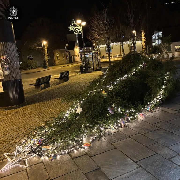 Sagde ned julegrana på torvet i natt