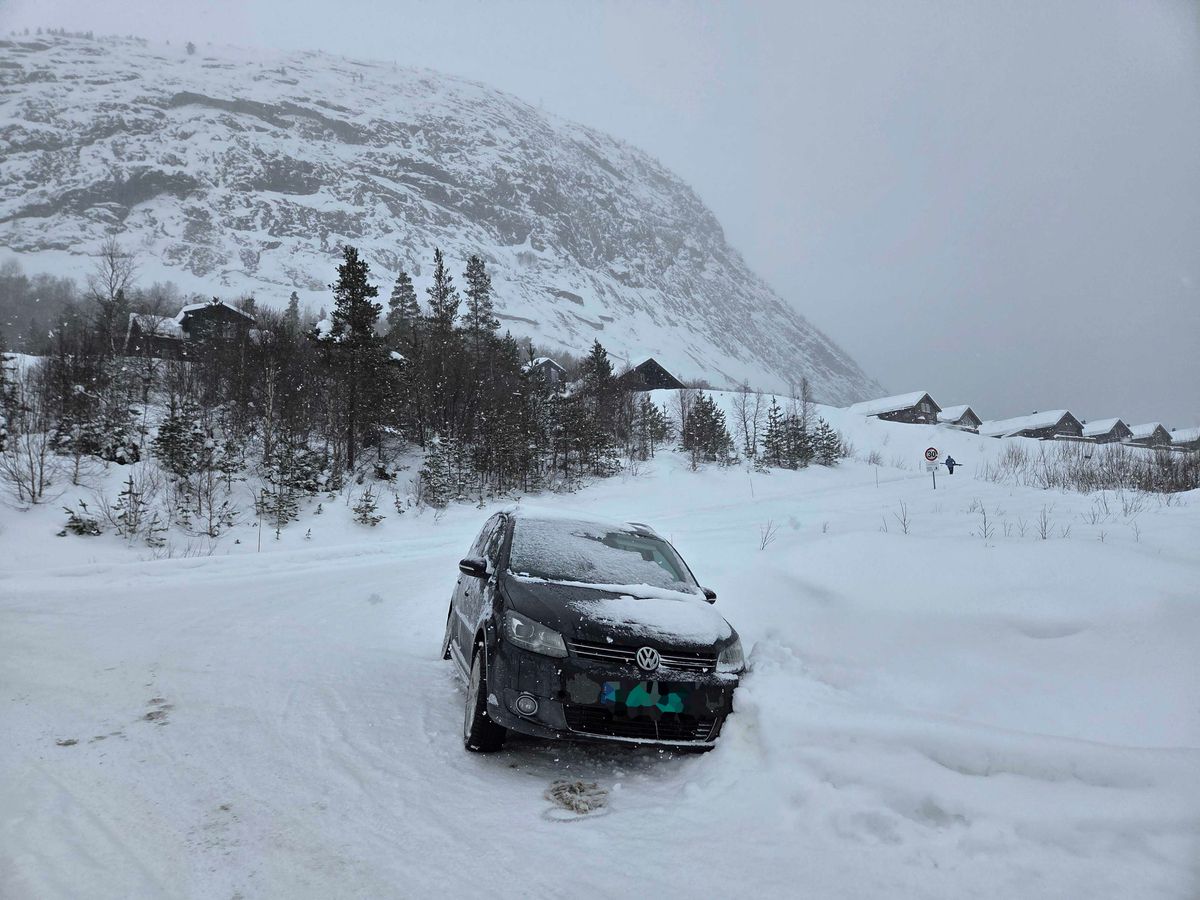 To biler i grøfta på samme sted