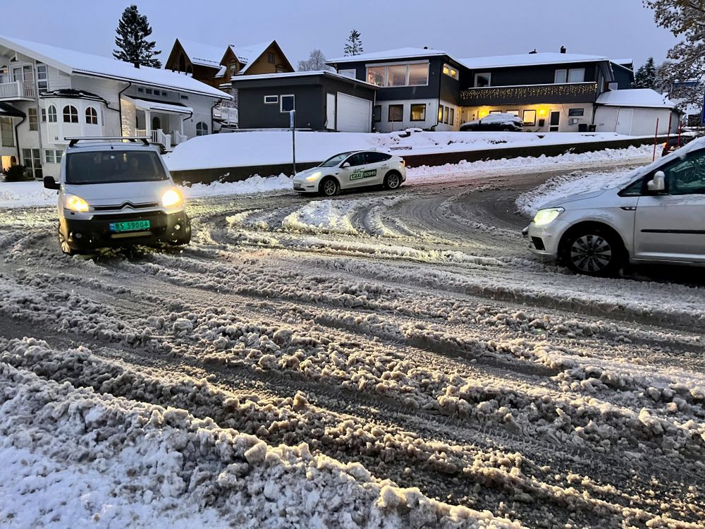 Slet med brøytingen mandag morgen: – Tung og våt snø hopet seg opp