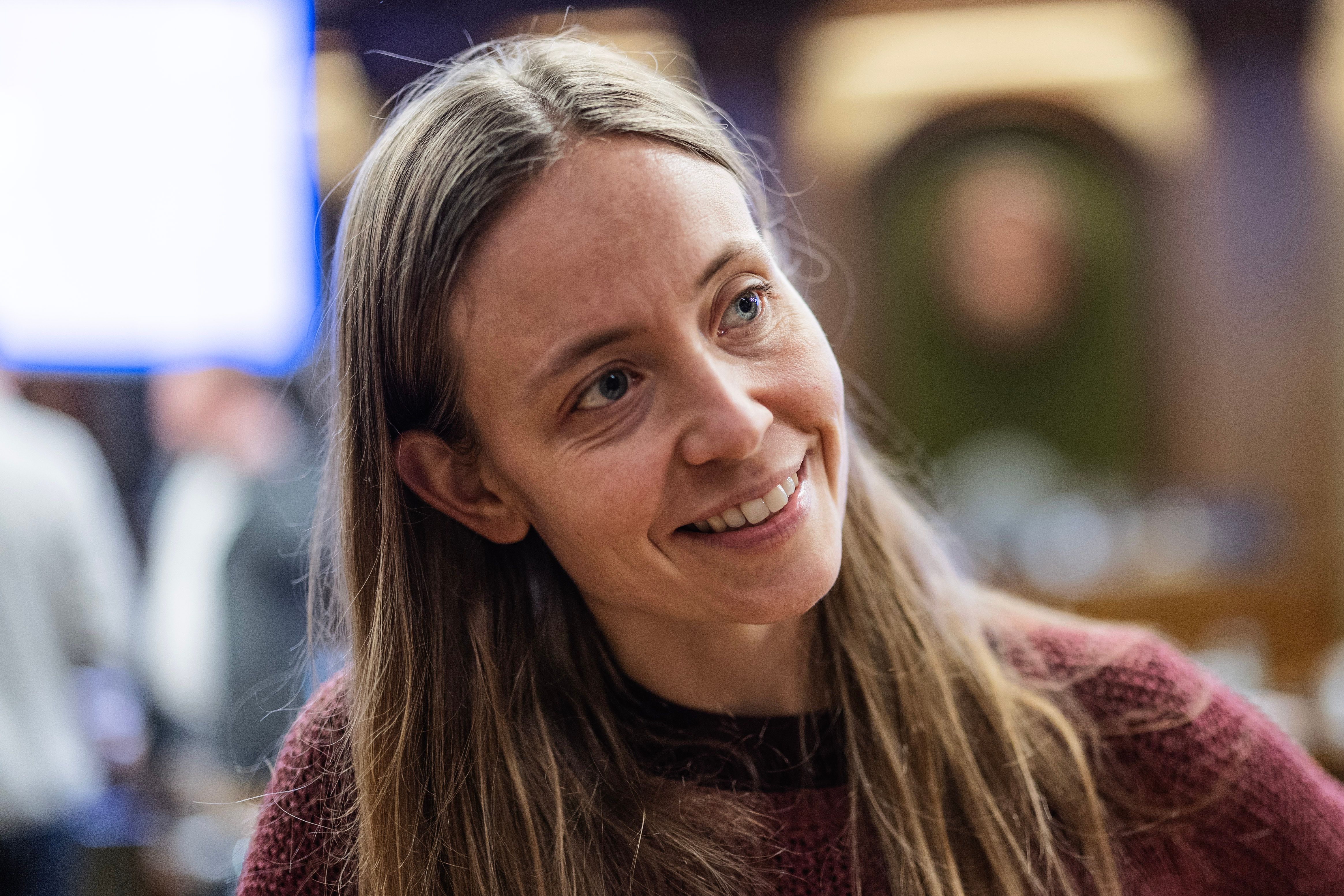 Går av som fylkes­leder