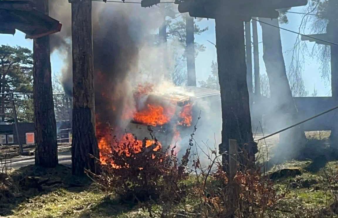 Her står bilen i full fyr