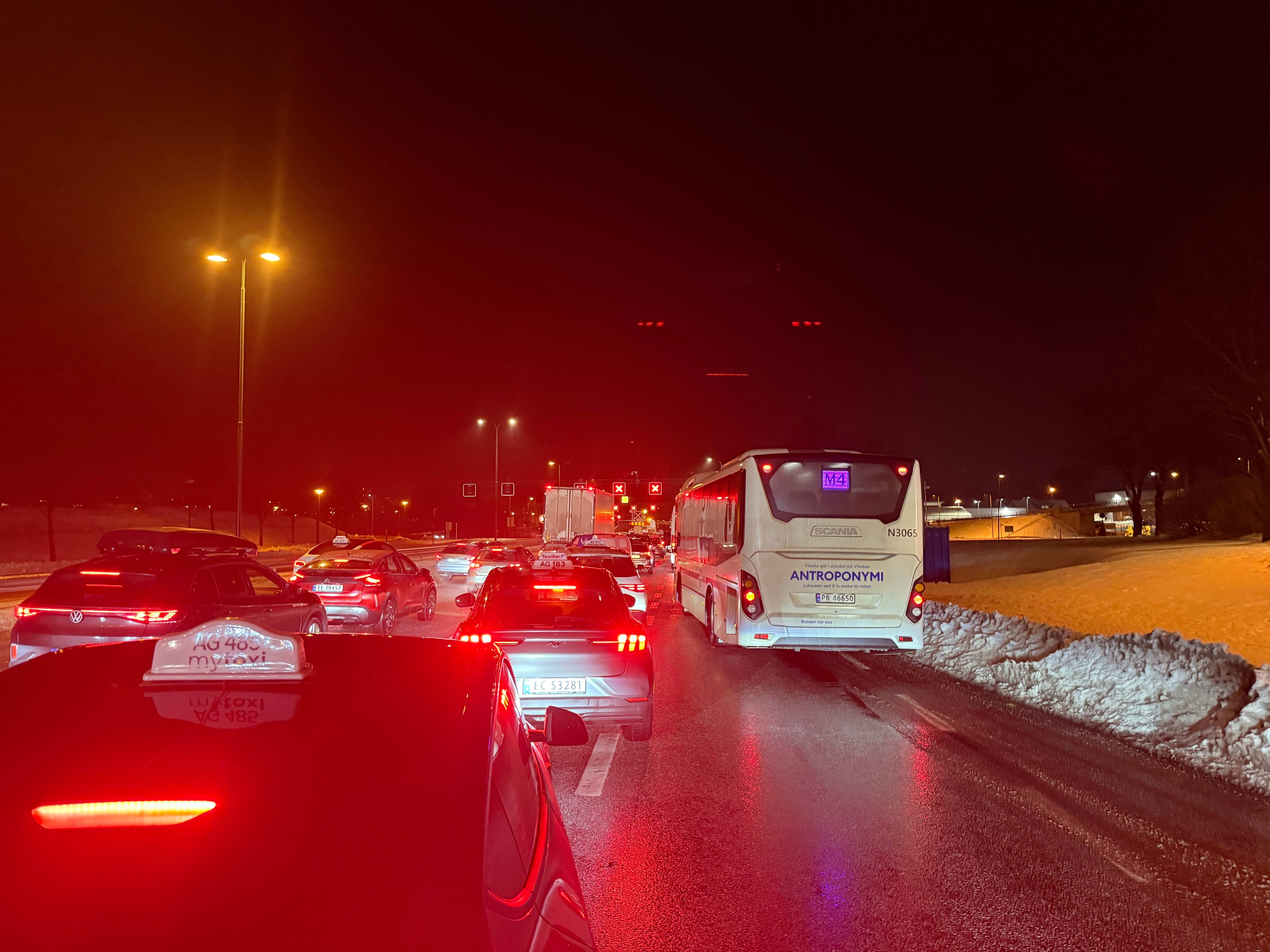 Kristiansand: Saktegående trafikk på E18.