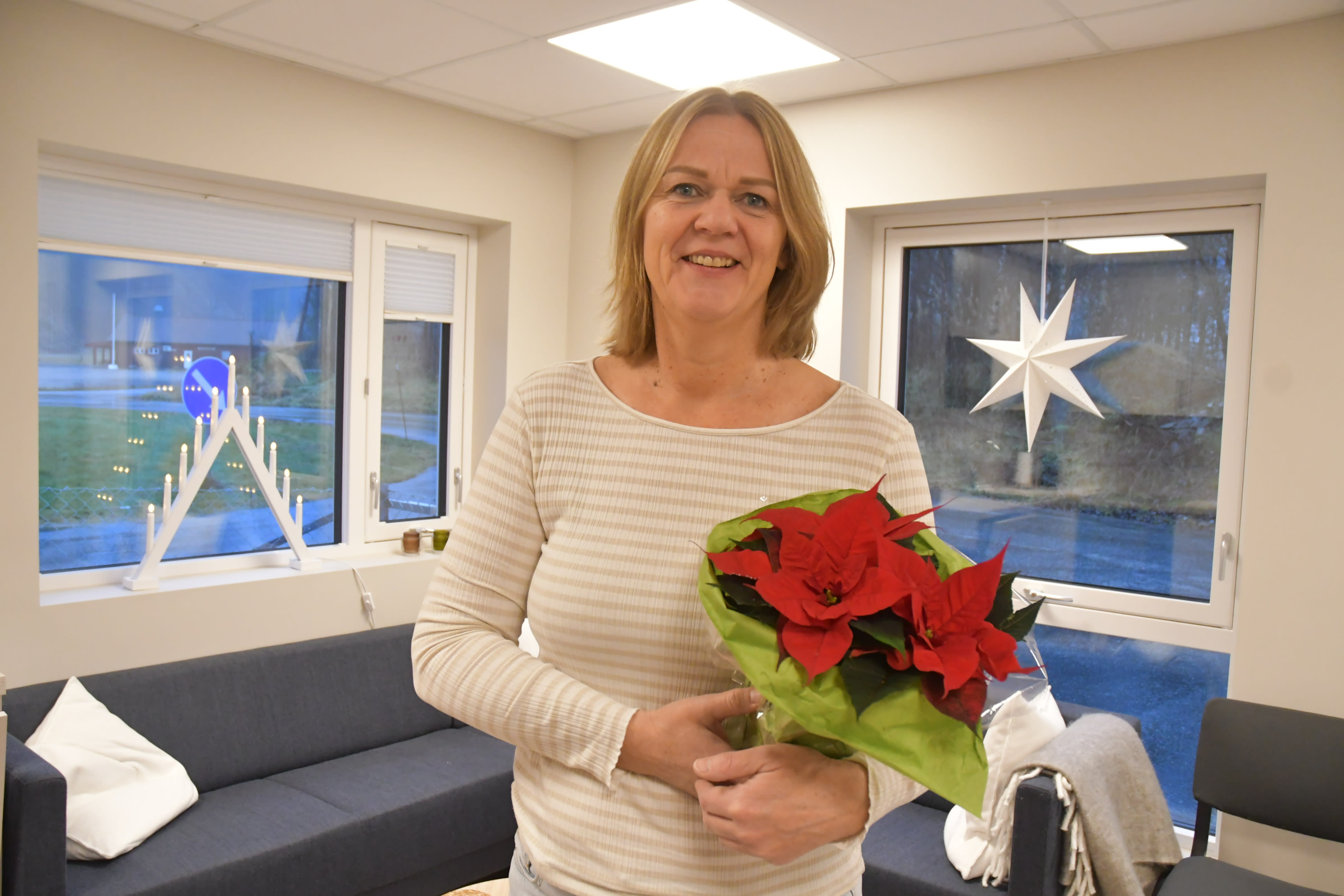 Deler blomsten med de ansatte i barnehagen