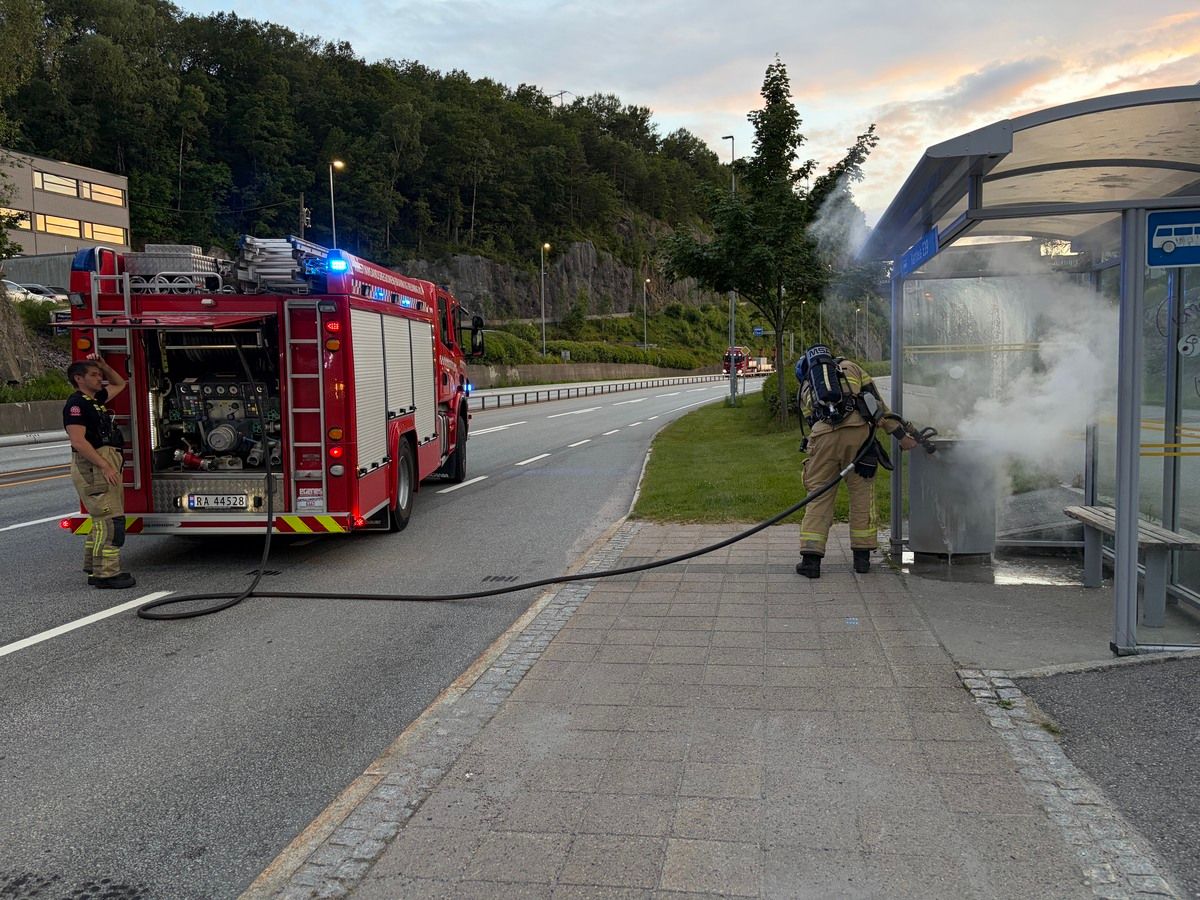 Røykutvikling fra søppeldunk i busskur