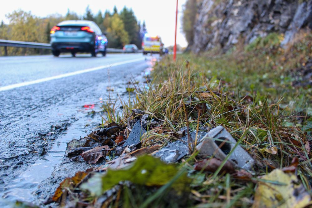 Undersøker ulykkesstedet – stenger E8