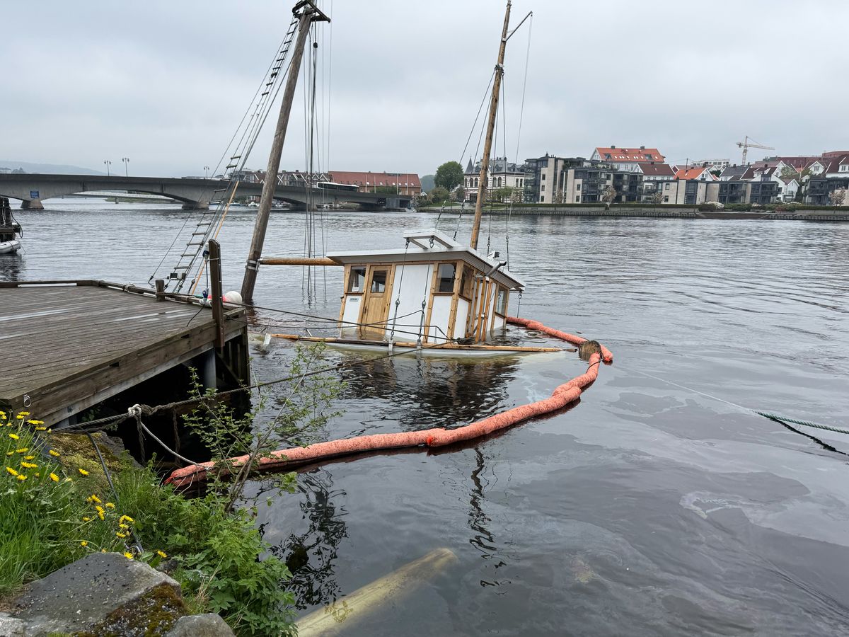 Båt i ferd med å synke