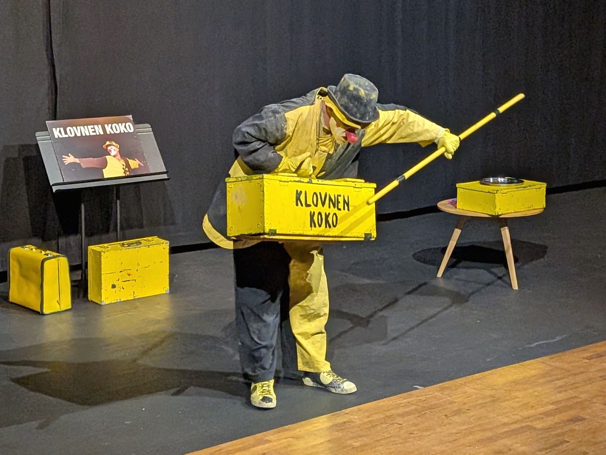 Klovnen Koko (Tobias Vik) med mange artige ablegøyer i eit fysisk show i Stryn kulturhus laurdag.