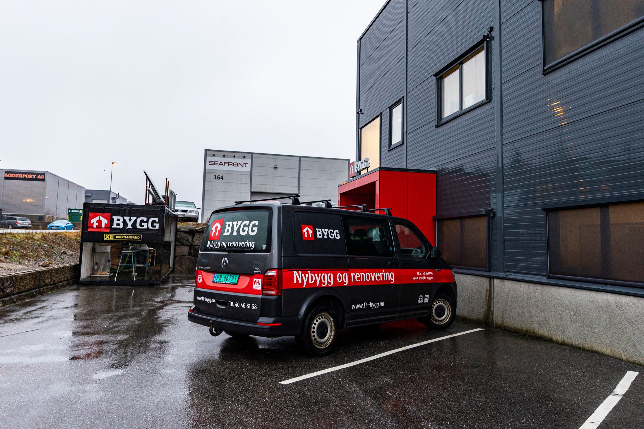 Mannens byggfirma gikk konkurs. Nå ansetter konas nye selskap tømrere og murere.