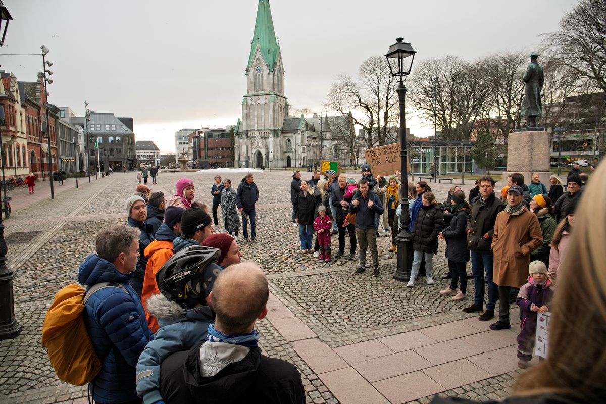 Her demon­strerer de utenfor rådhuset: – Skaper masse usikkerhet