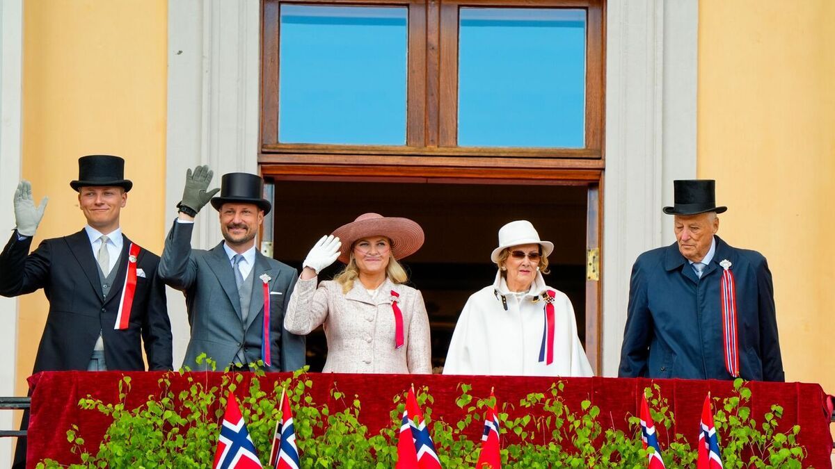 Kongefamilien hilser 17. mai-toget fra slottsbalkongen
