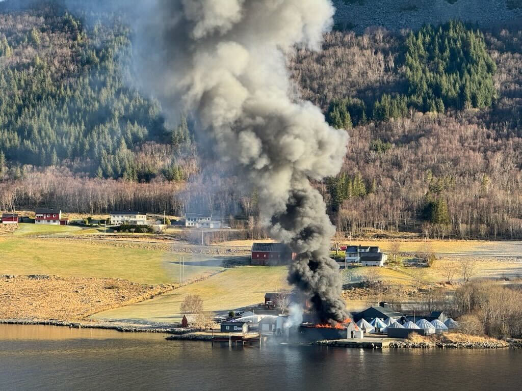 Settfiskanlegg i Haram brann ned: – Røyk i store mengder - smp.no