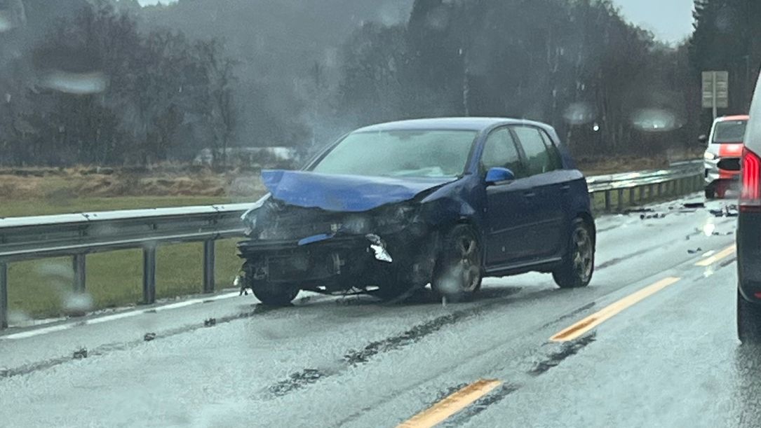 To biler har kollidert på E39 – én bil skal ha kjørt fra stedet