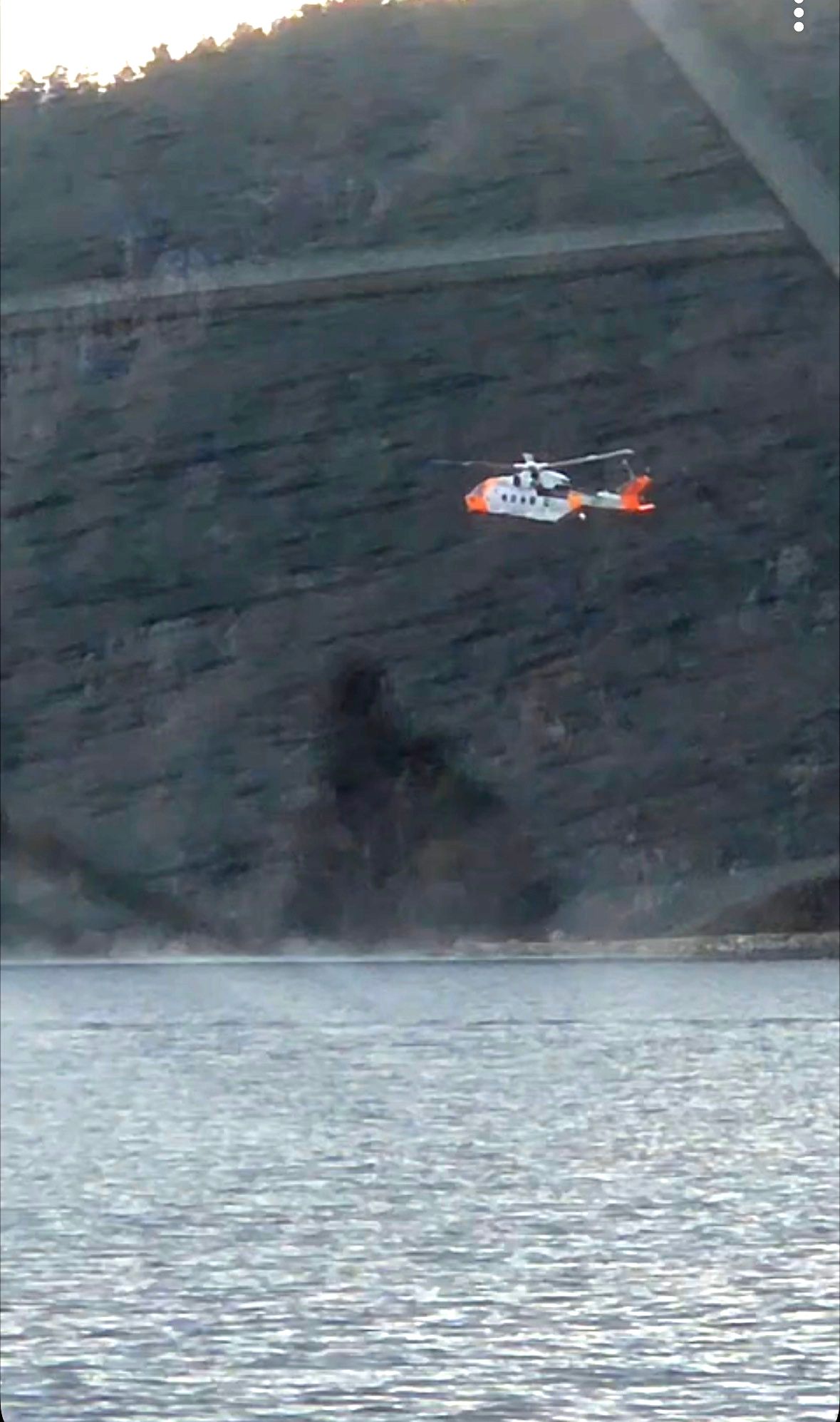 Mann døde etter at han ble funnet i sjøen