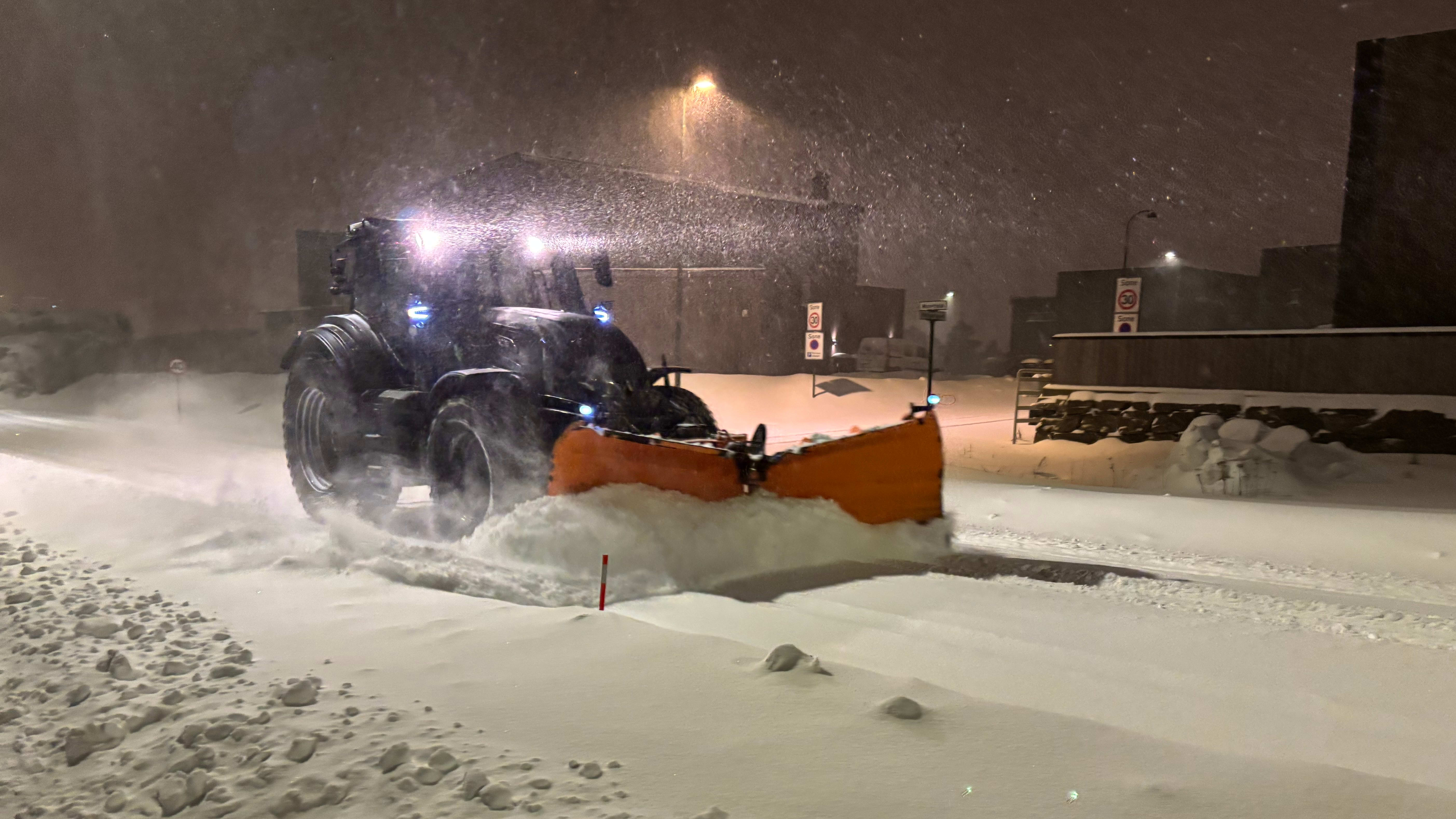 Snøen laver ned: – Alt av tilgjen­gelige mannskaper er ute