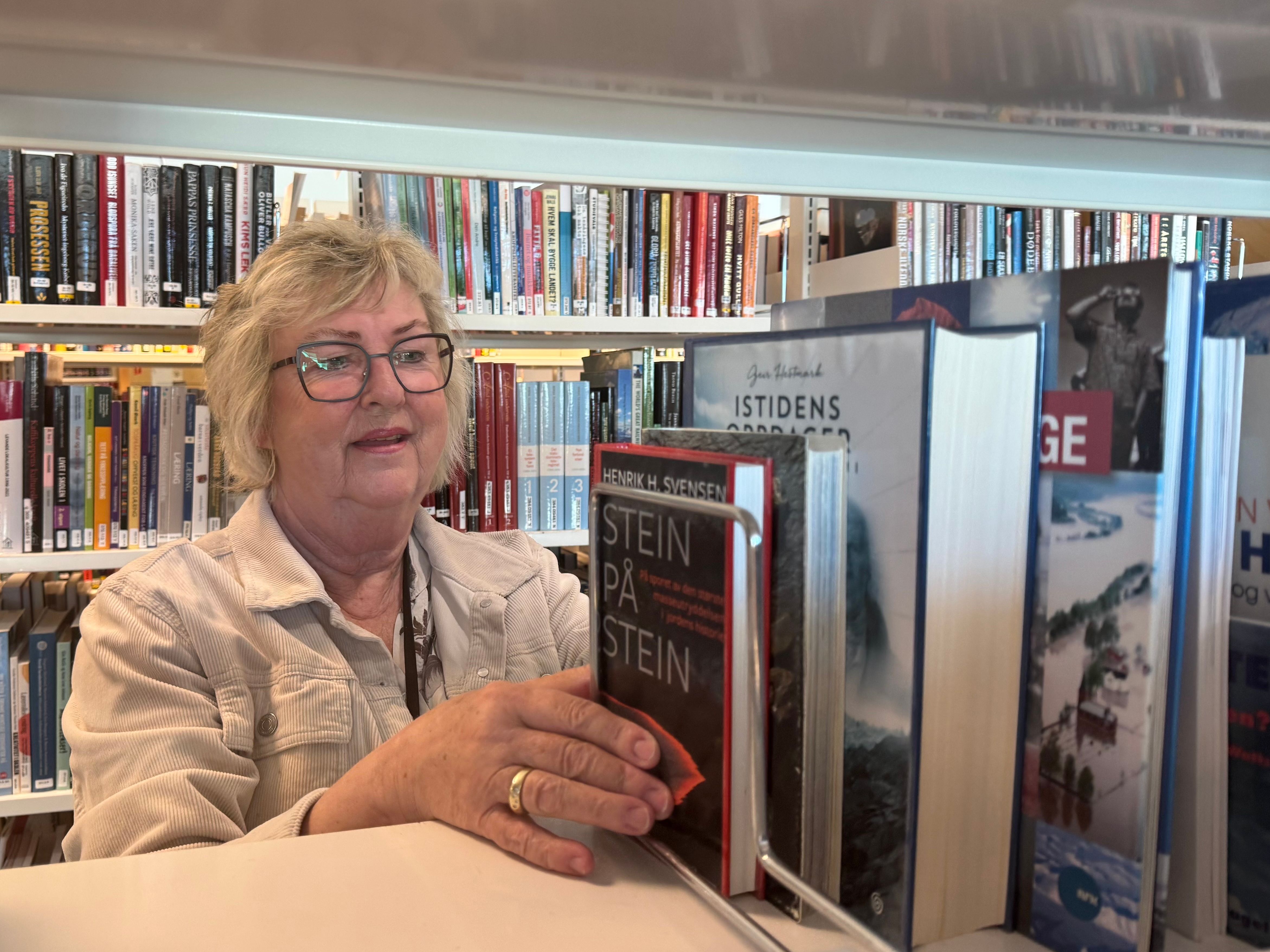 Nesten et halvt århundre på biblioteket - nå er siste bok satt på plass