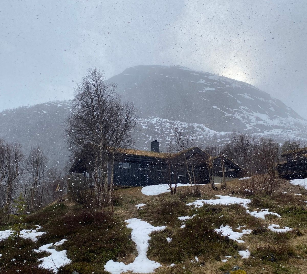 Her laver snøen ned