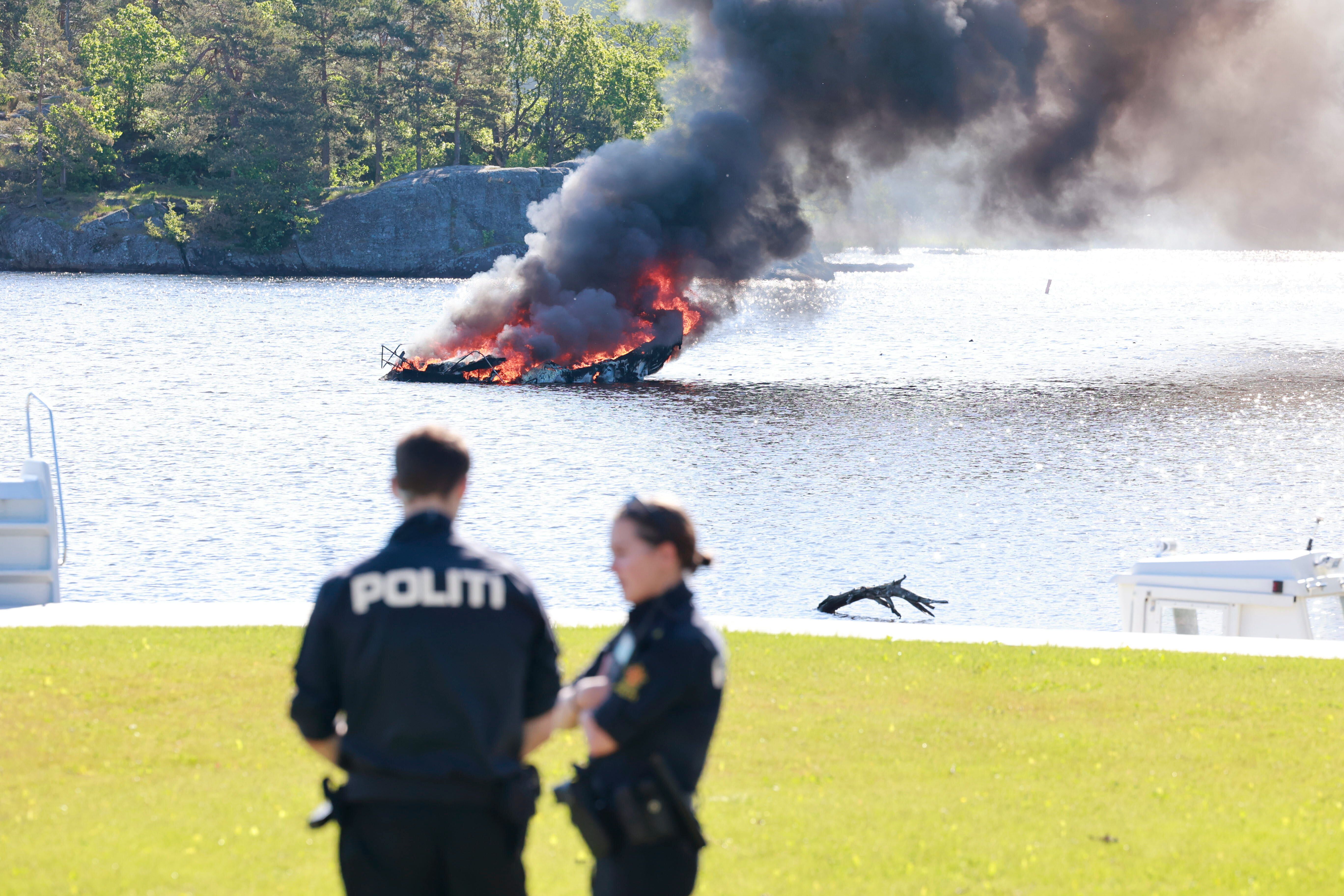 Fritidsbåt i full fyr: – Skjøv den ut fra brygga