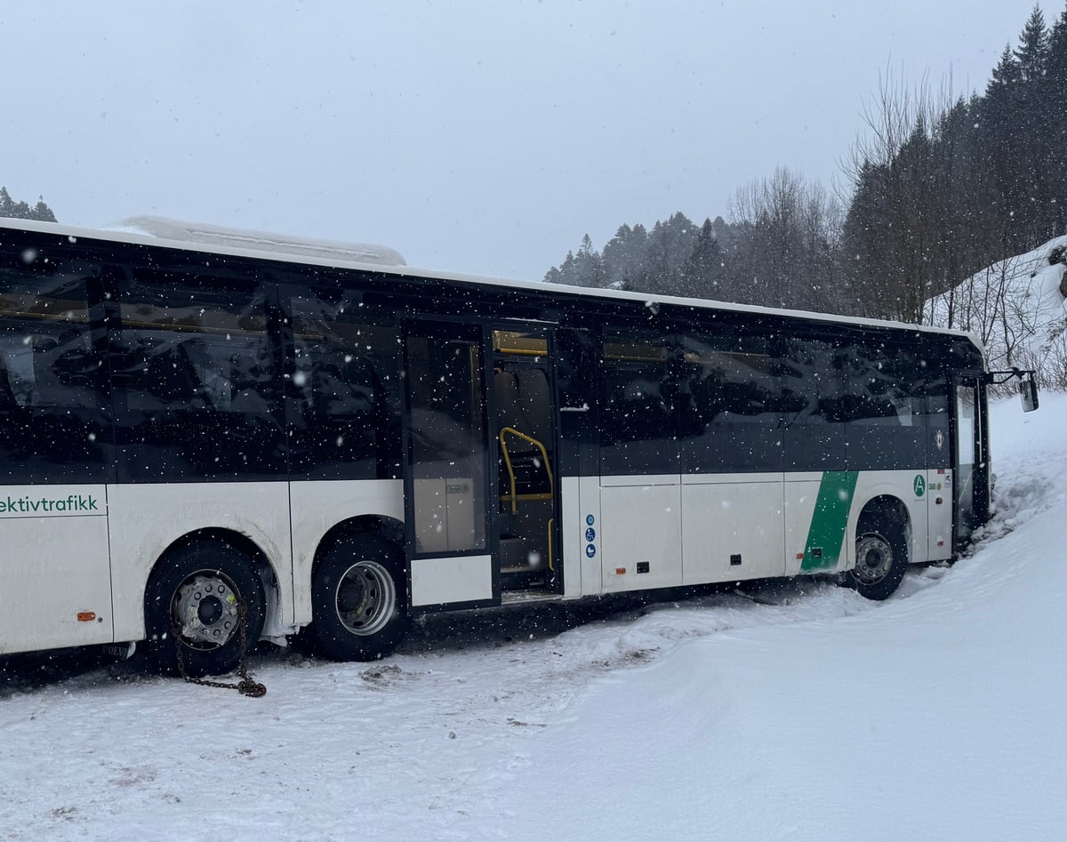 Bil har kollidert med buss- uavklart skadeomfang
