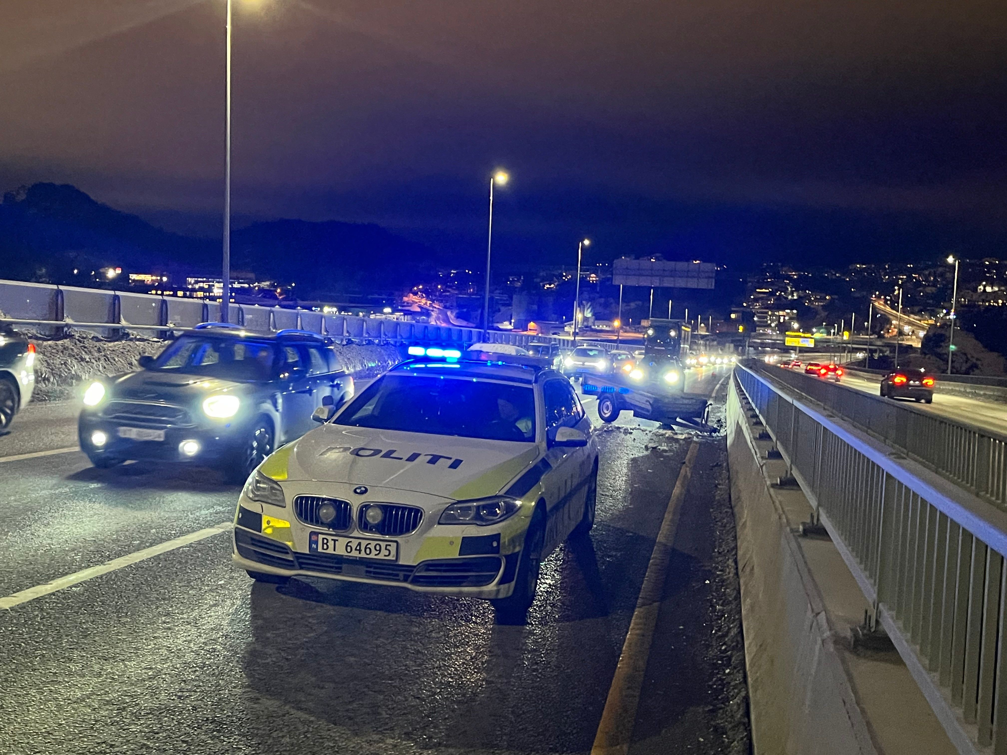 To biler har kolli­dert i Kris­tian­sand – ett felt stengt