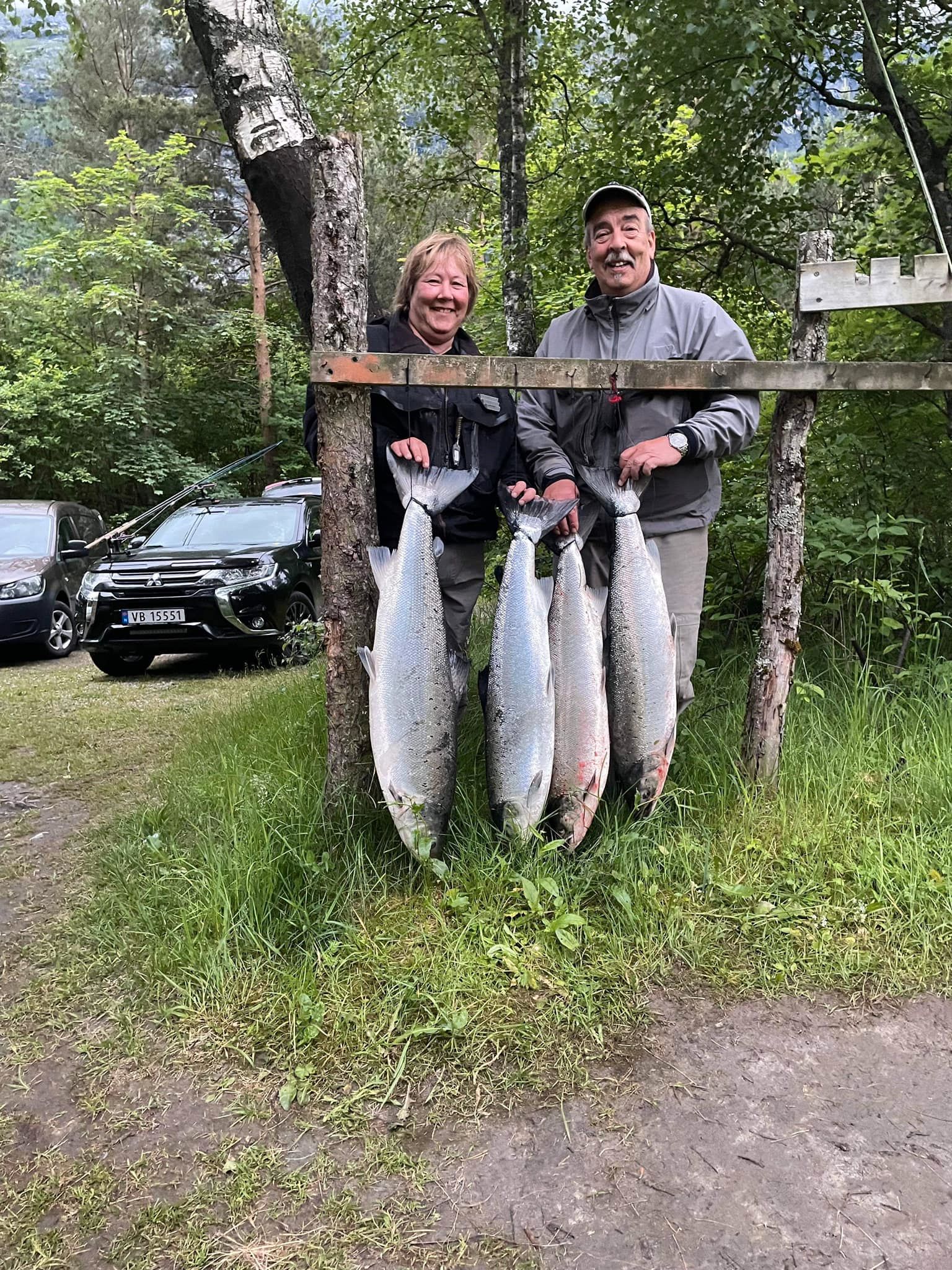 Fra i fjor: Her er Ole Kristian Løvik sammen med Britt Elin Drågen i Driva i fjor. Hun hadde tatt to laks i Driva på henholdsvis 8,5 kilo og 11,6 kilo. Han hadde fått en på 7,5 kilo og en på 8,7 kilo