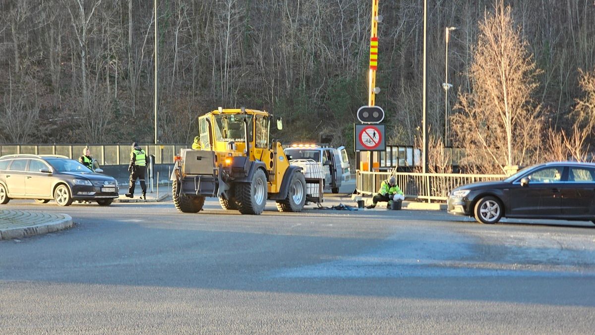 Henger veltet. Nå er veien stengt.