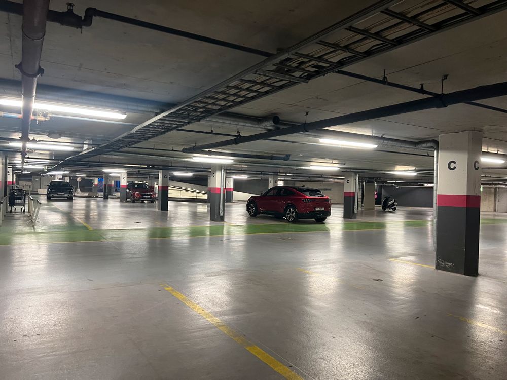 Gikk rundt og kjente på bildører. Fant Tesla med stor sprekk i frontruta